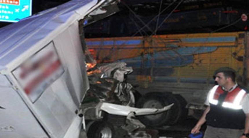 Kamyonet kamyona &ccedil;arptı, anne ve bebeği &ouml;ld&uuml;