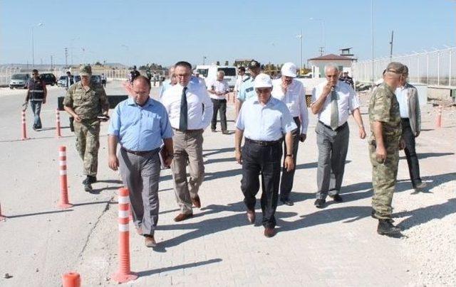 Vali Tapsız, Kapısı’nda İncelemelerde Bulundu 1