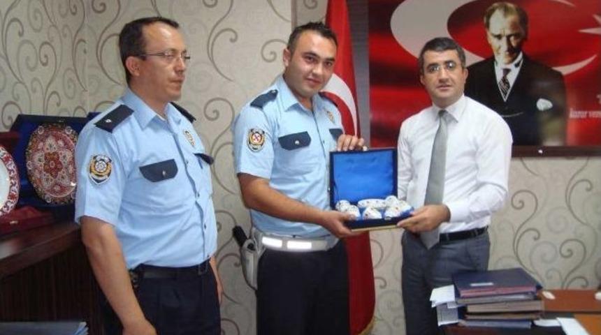 Kaymakam &Ccedil;ınar, Polisleri &Ouml;d&uuml;llendirdi