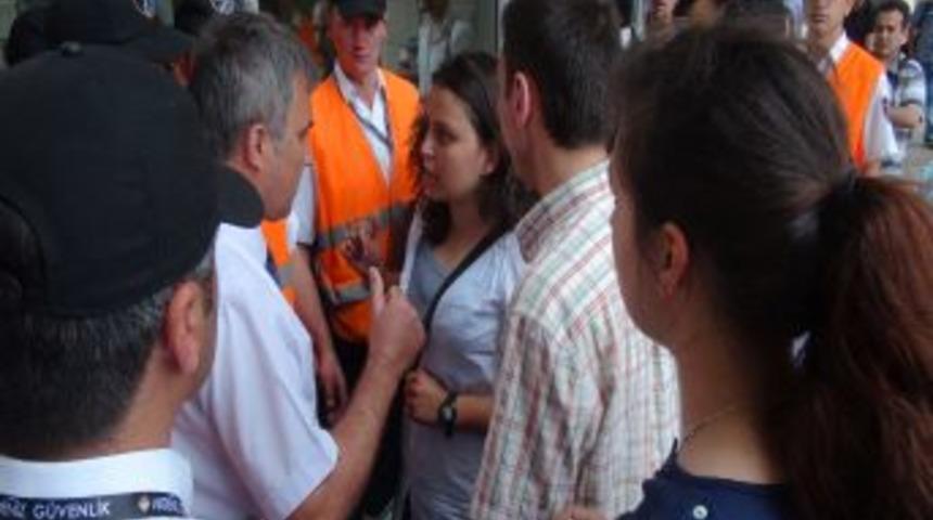 İstanbul Adalet Sarayı &Ouml;n&uuml;nde Arbede