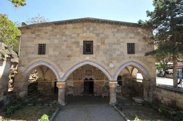 Tarihi Kiliseler Onarılıyor 1