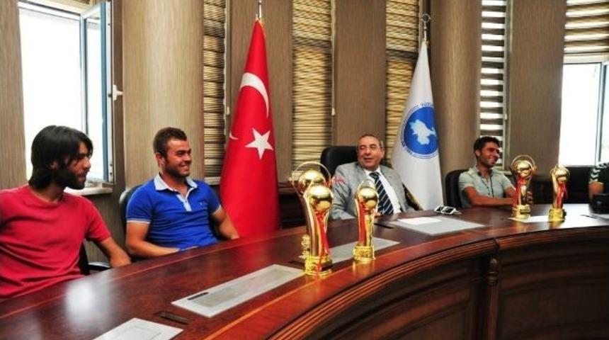 Yy&uuml;, Su Sporlarına Damga Vurdu