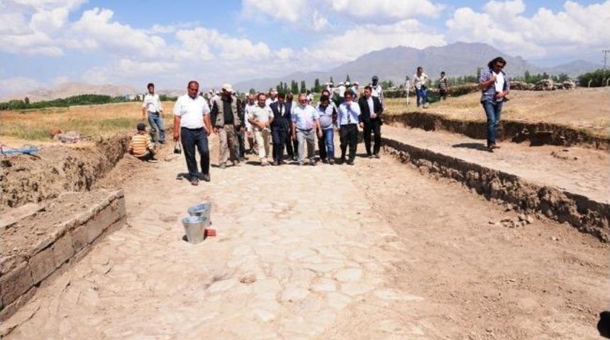 Eski Van Şehrinde İlk Sokak G&uuml;n Y&uuml;z&uuml;ne &Ccedil;ıktı