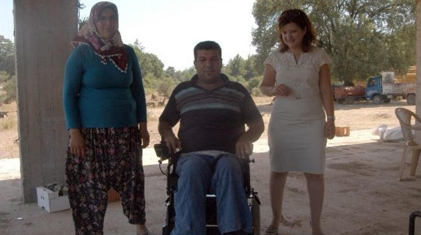 Ak&uuml;l&uuml; Sandalyeyi Aldı, Manuel Sandalyesini Hediye Etti