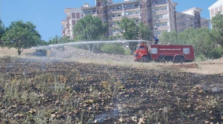 Besni&rsquo;de &Ccedil;ıkan Anız Yangını Korkuttu