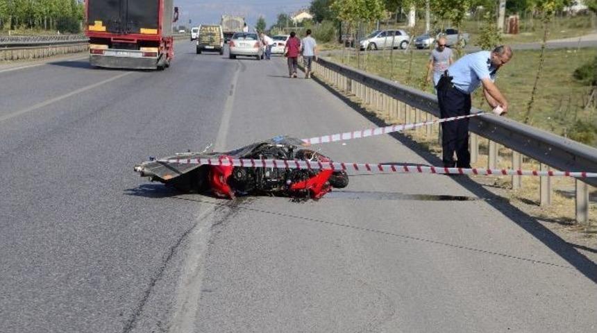 Kocaeli&rsquo;de Motosiklet Kamyona &Ccedil;arptı: 1 &Ouml;l&uuml;