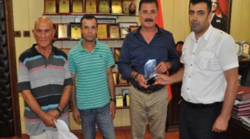 Muay Thaicilerden Başkan Tuna&rsquo;ya Plaket