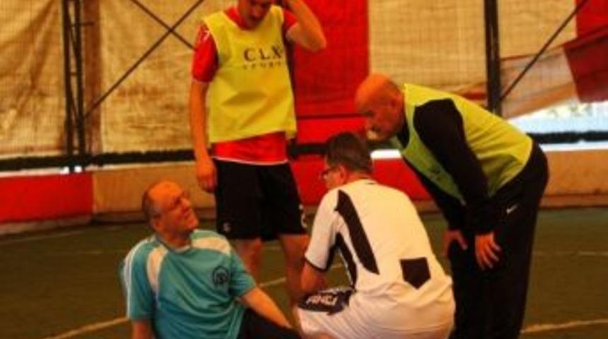 Bolu Valisi Futbol Oynarken Sakatlandı