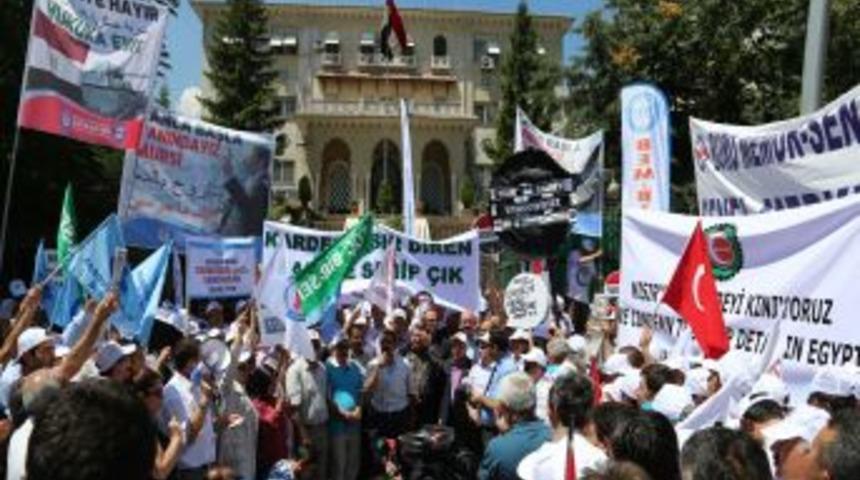 Mısır B&uuml;y&uuml;kel&ccedil;iliği &Ouml;n&uuml;nde &lsquo;Halkın İradesine Saygı Ve Darbelere Hayır&rsquo; Eylemi