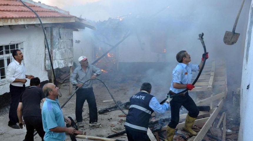 Yozgat'ta Ahşap Bir Evde &Ccedil;ıkan Yangını Korkuttu
