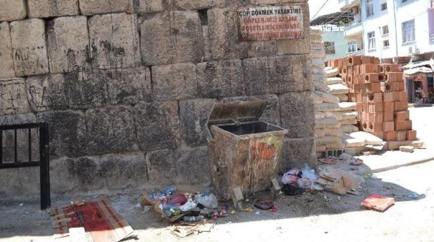 Silvan'da Toplanmayan &Ccedil;&ouml;pler Esnafın Tepkisini &Ccedil;ekti