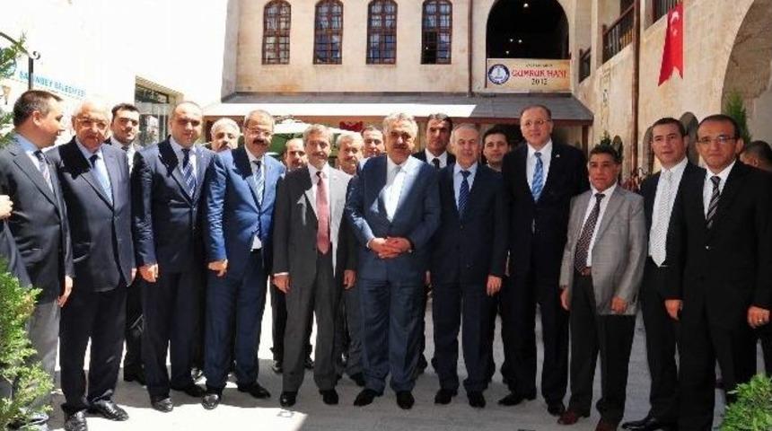 G&uuml;mr&uuml;k Bakanı Yazıcı, G&uuml;mr&uuml;k Han'ı Gezdi