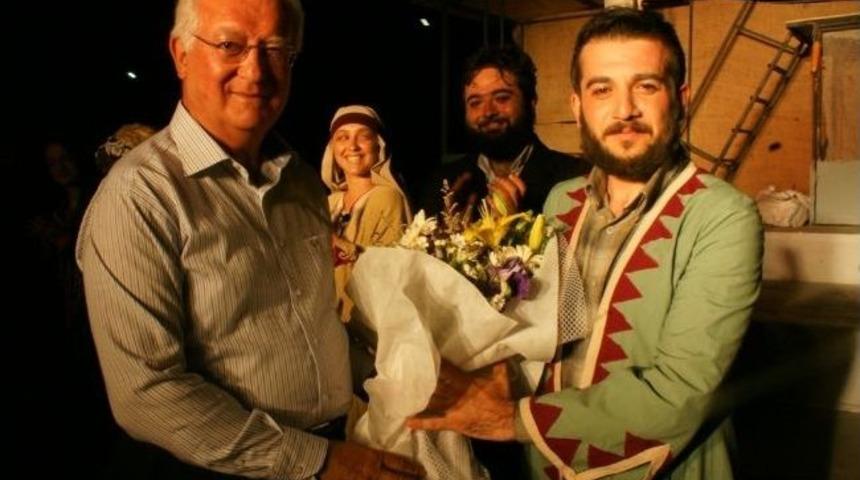 Belediye &Ccedil;alışanları Tiyatro İzledi