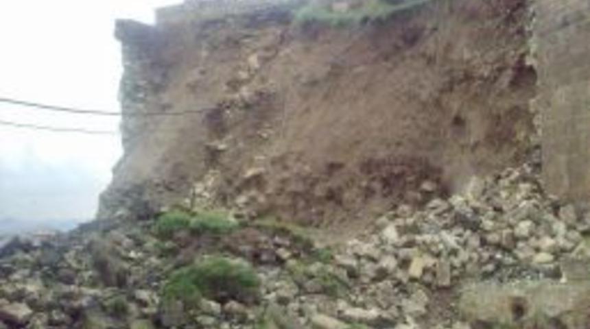 Yağmura Dayanamayarak &Ccedil;&ouml;ken Tarihi Kalenin K&ouml;pr&uuml;s&uuml; Yeniden Ayağa Kalkıyor