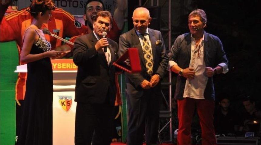 Genel Menajer S&uuml;leyman Hurma&rsquo;ya Teşekk&uuml;r Plaketi