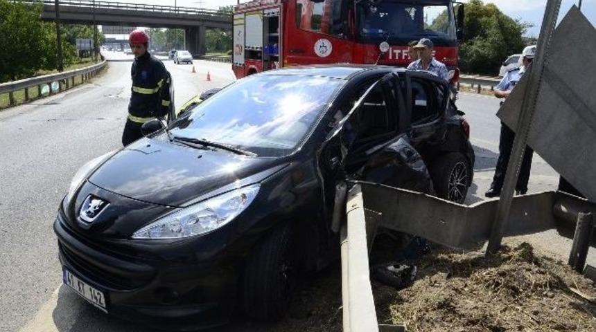 Otomobil Bariyerlere Girdi: 1 Yaralı