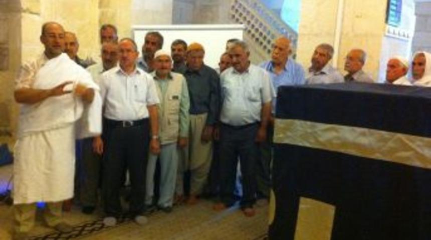 Hacı Adayları, Kabe Maketi Etrafında Tavaf Provası Yaptı