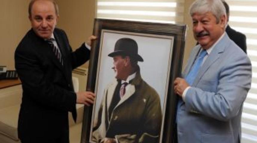 Vali &Ouml;zt&uuml;rk, Başkan Akaydın&rsquo;ı Ziyaret Etti