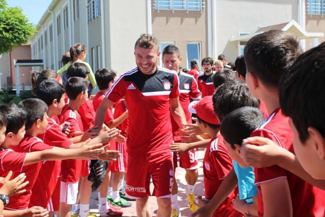 Sivasspor&rsquo;da Roberto Carlos, G&ouml;z&uuml;n&uuml; Avrupa&rsquo;ya Dikti