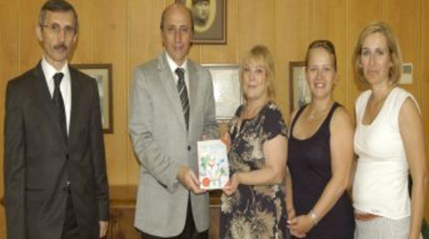 &lsquo;D&uuml;nyanın Yemekleri&rsquo;ni Kitaplaştırıp Kazancını Bağışladılar