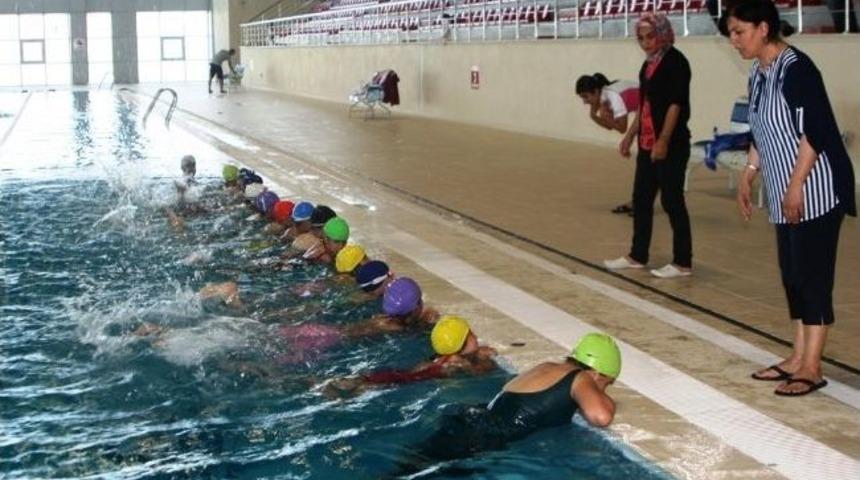 Minik &Ouml;ğrencilerin Y&uuml;zme Keyfi