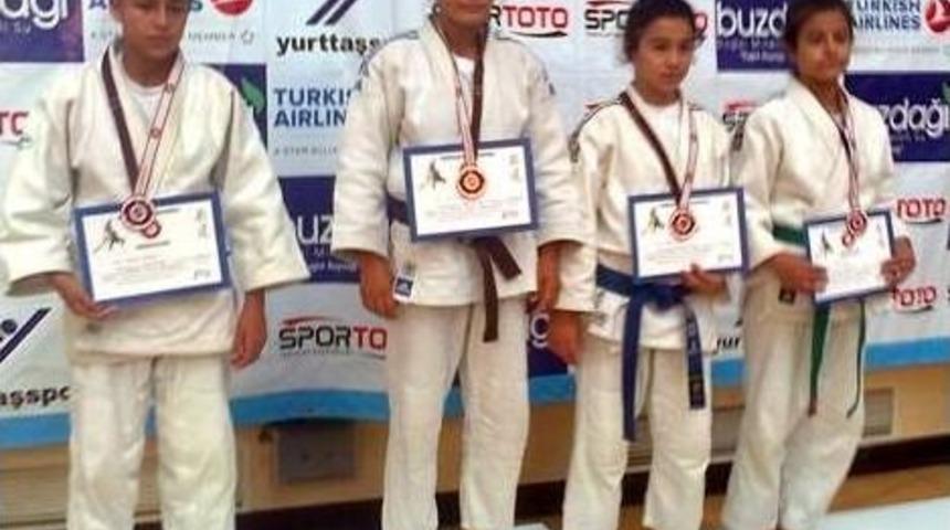 Altın Madalyalı Hasret