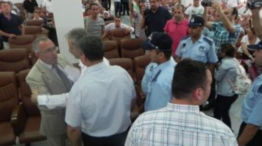 AK Partili Kalay, Zabıtalarca Belediye Meclisinden &Ccedil;ıkarıldı