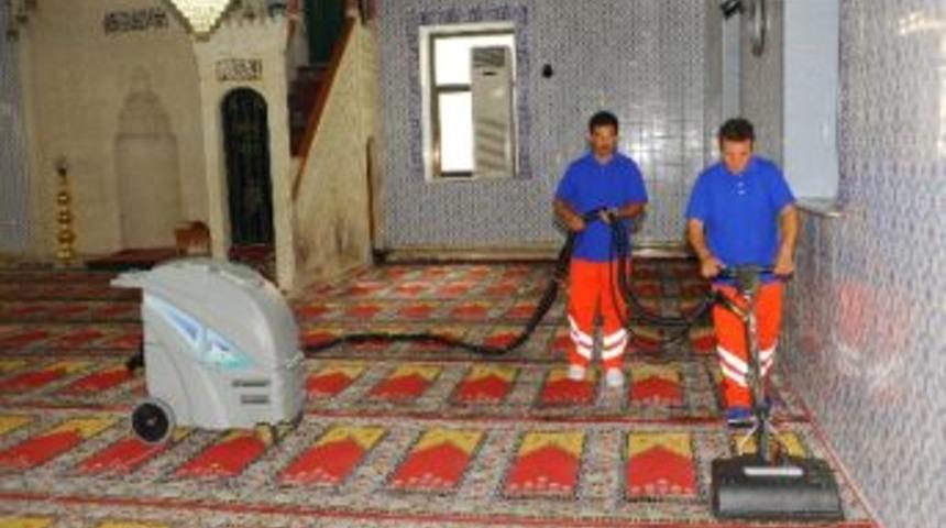 Camilere Ramazan Temizliği