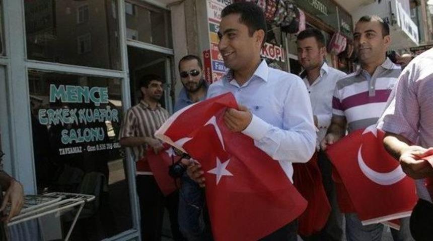 Ak Parti, Esnaflara Ve Vatandaşlara Bayrak Dağıttı