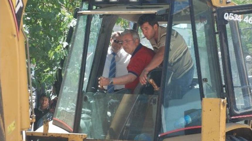 Kahta&rsquo;da Eski Devlet Hastanesi Binasının Yıkımına Başlandı