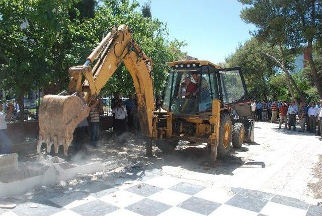 Kahta’da Eski Devlet Hastanesi Binasının Yıkımına Başlandı