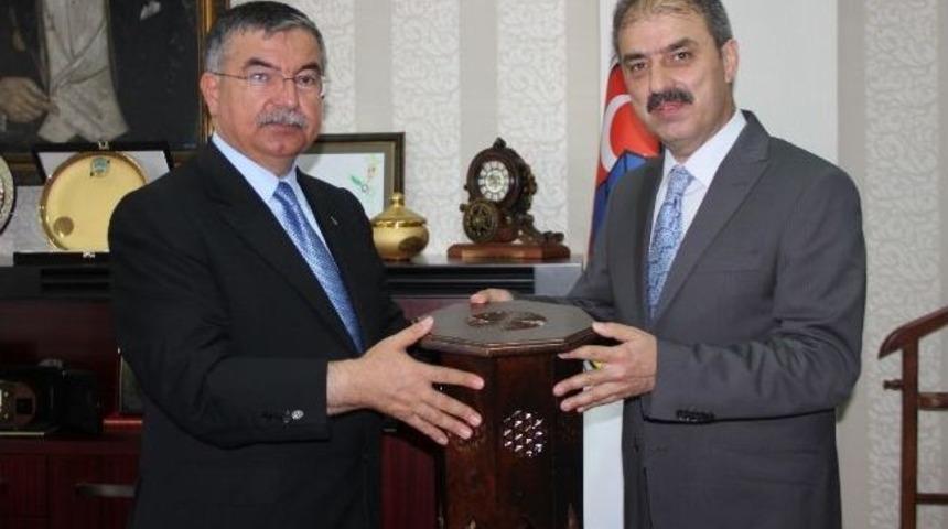 Milli Savunma Bakanı Yılmaz &Ccedil;ankırı Belediyesi'ni Ziyaret Etti