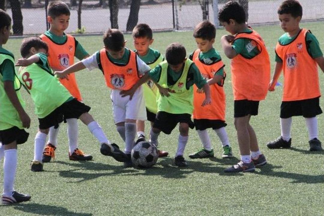 Akhisar Belediyespor Yaz Futbol Okulu Başladı