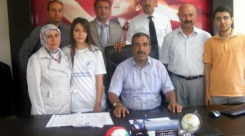 4 Dalda Birinci Olan &Ouml;ğrenciden İl&ccedil;e Milli Eğitim M&uuml;d&uuml;r&uuml;ne Ziyaret