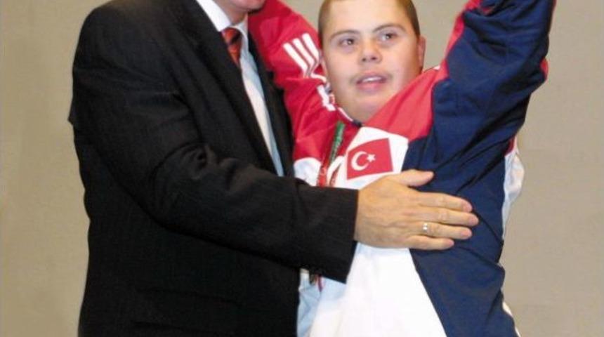 Down Sendromu Olan Caner Ekin Engelleri Aşmak I&ccedil;in Kula&ccedil; Atacak