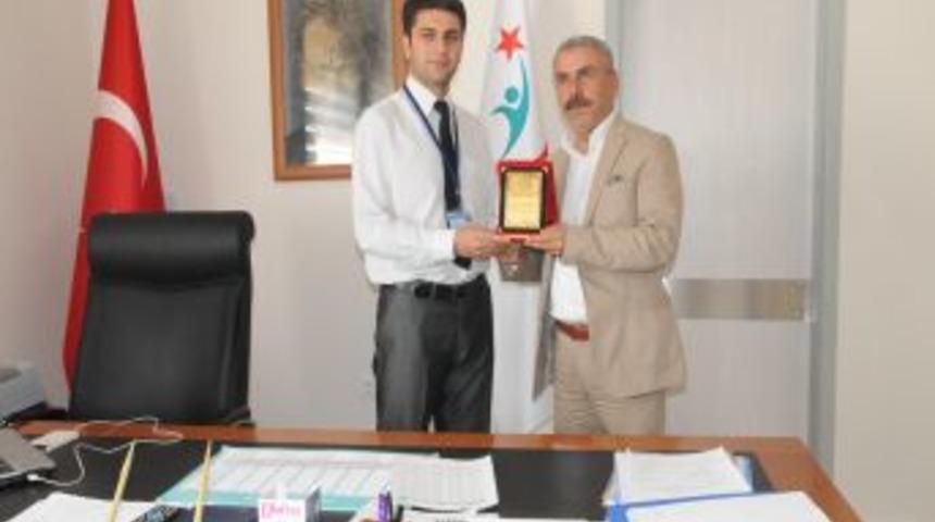 Hastaneye Cihaz Bağışlayan Hayırsever Işadamına Plaket