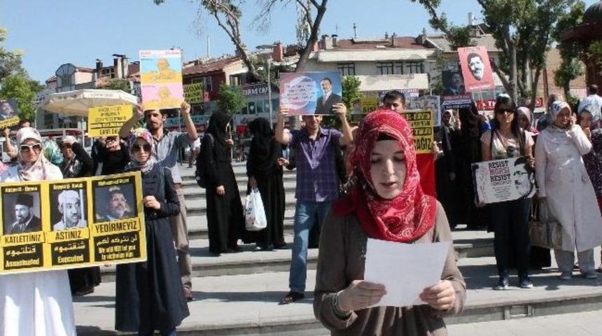 Mısır'daki Darbeyi Piramit Yakarak Protesto Ettiler