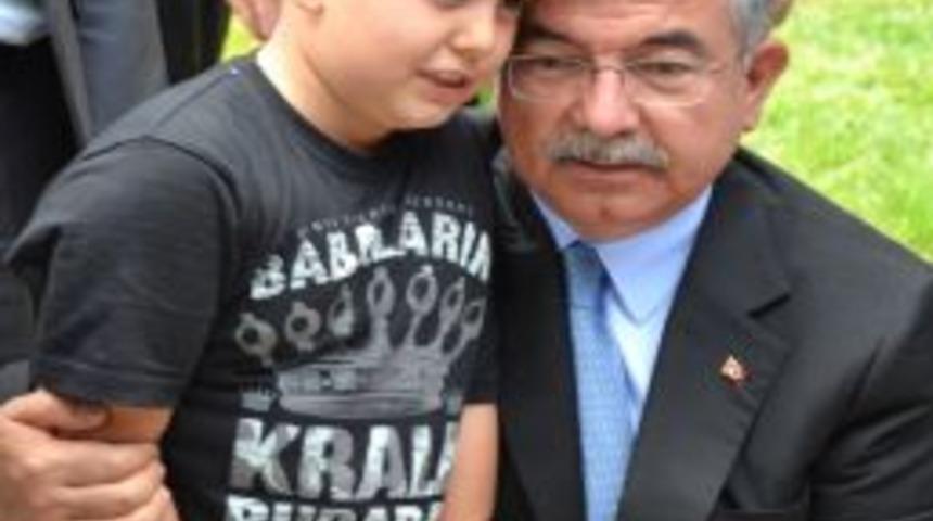 Bakan Yılmaz Görme Engelli Hafızı Dinledi