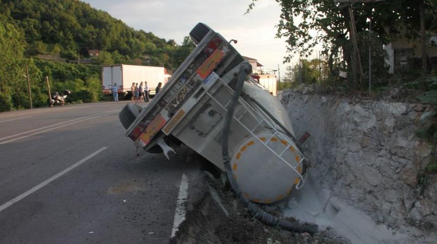 Virajı Alamayan TIR Devrildi: 1 Yaralı