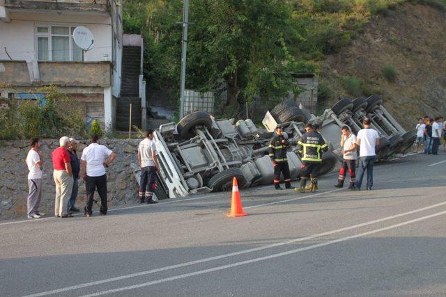 Virajı Alamayan TIR Devrildi: 1 Yaralı