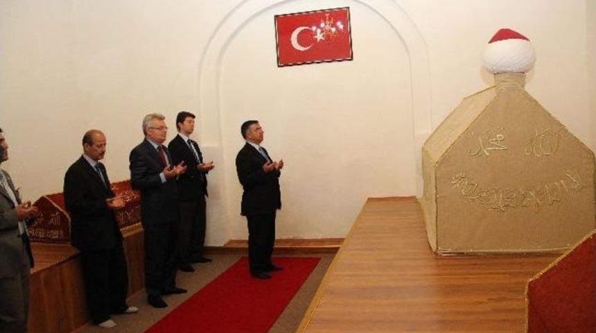 Bakan Yılmaz, Emir Karatekin T&uuml;rbesi&rsquo;ni Ziyaret Etti