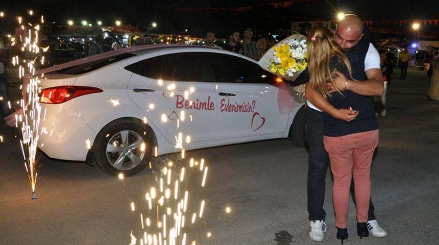 Otomobil Ile Evlilik Teklifi