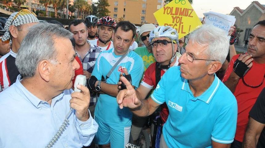 Bisiklet&ccedil;iler, Bisiklet Yolu Işgalini Yola Yatarak Protesto Etti