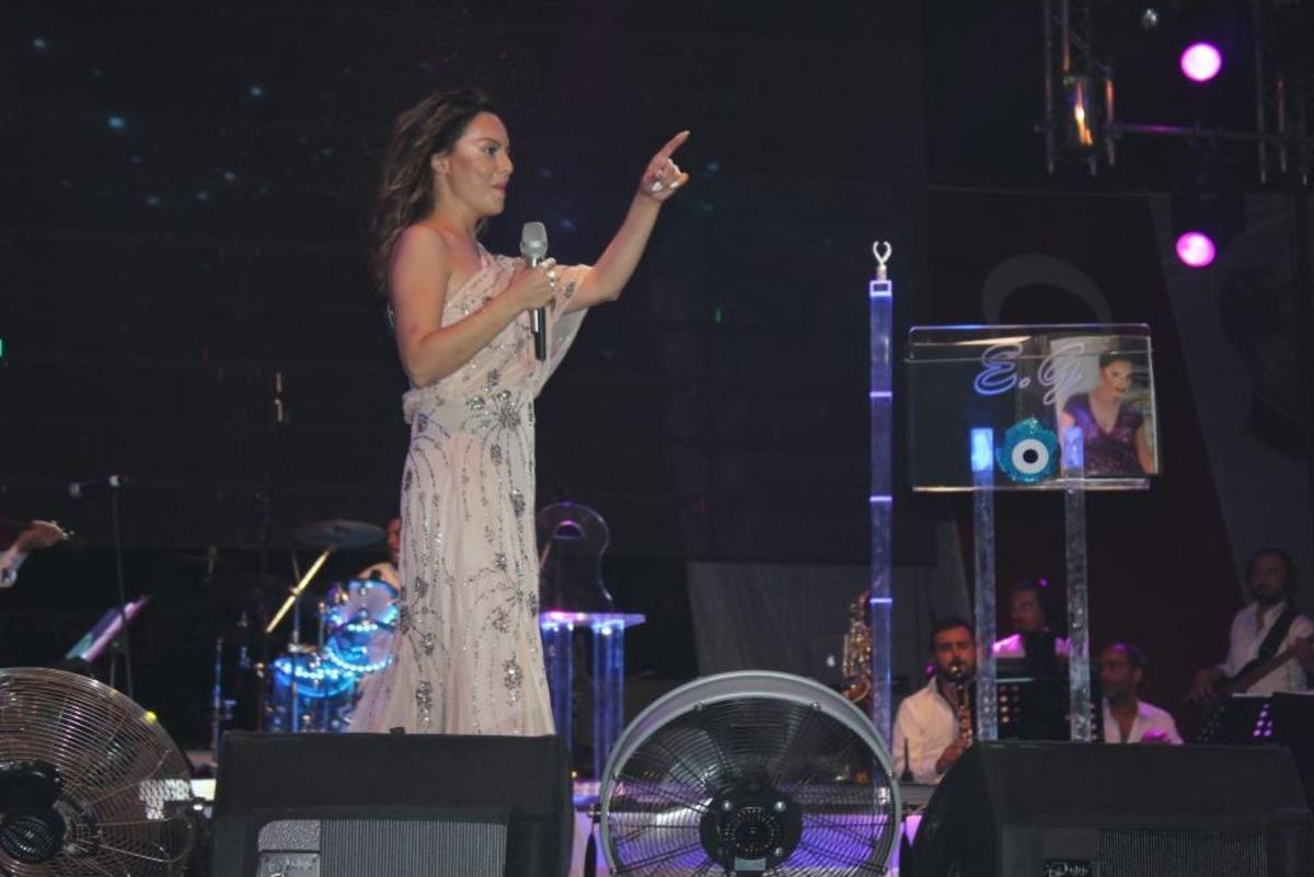 Ebru G&uuml;ndeş, Sevilen Şarkılarıyla Manavgatlıları Coşturdu