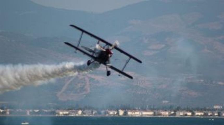 Akrobasi Pilotlarının G&ouml;sterileri Nefes Kesti