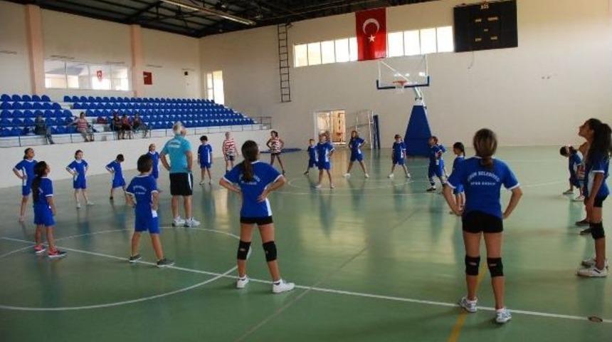 Didimli &Ccedil;ocuklardan Voleybol Kursuna B&uuml;y&uuml;k İlgi