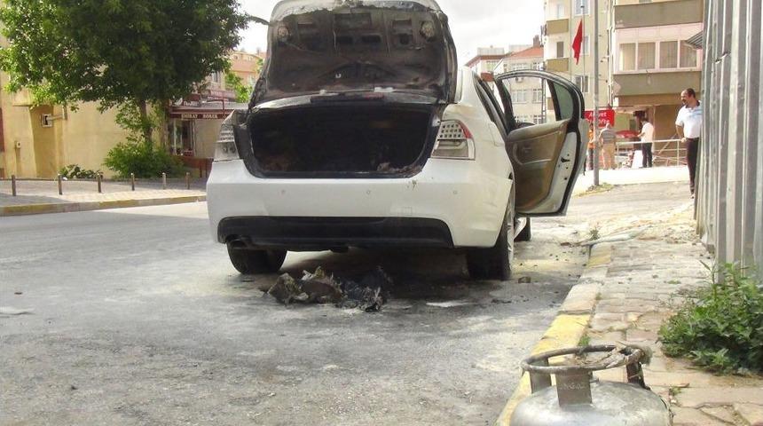 L&uuml;ks Otomobilde Patlama: 1 Yaralı