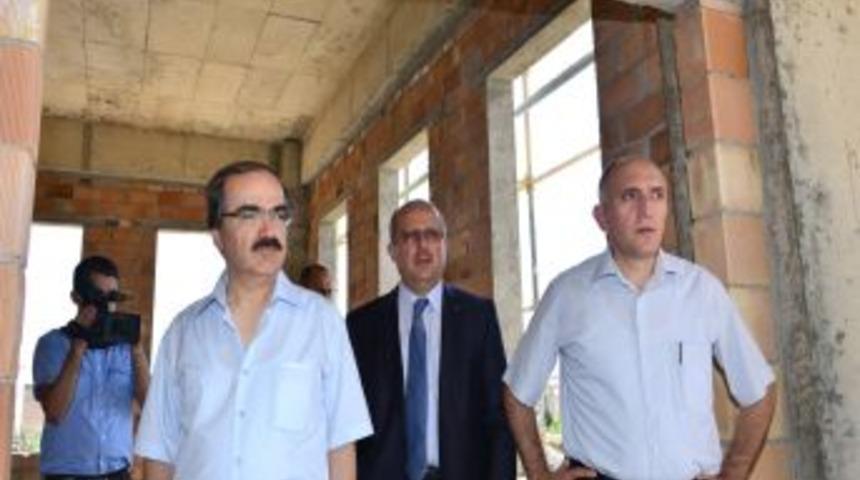 Vali Coş, M&uuml;ft&uuml;l&uuml;ğ&uuml;n Hizmet Binası Inşaatında Incelemede Bulundu