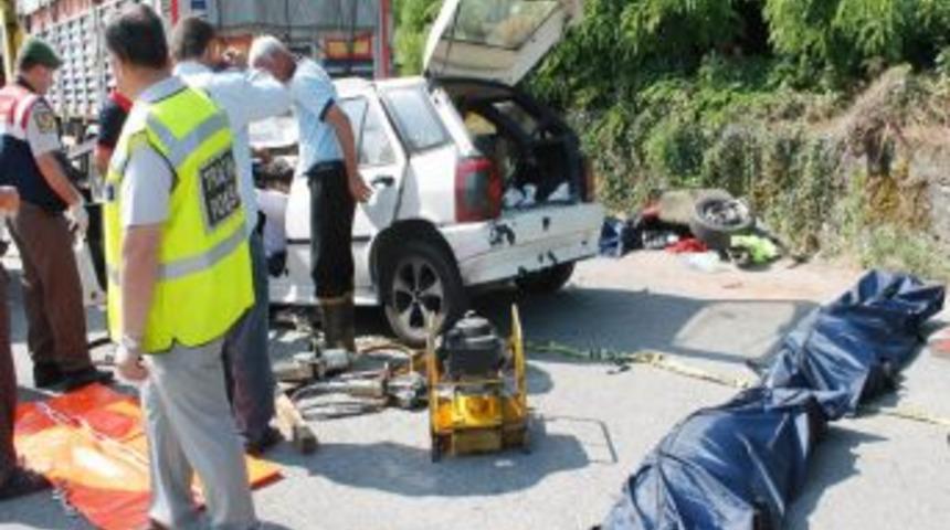 Otomobil Park Halindeki TIR'a Arkadan &Ccedil;arptı: 4 &Ouml;l&uuml;, 1 Yaralı