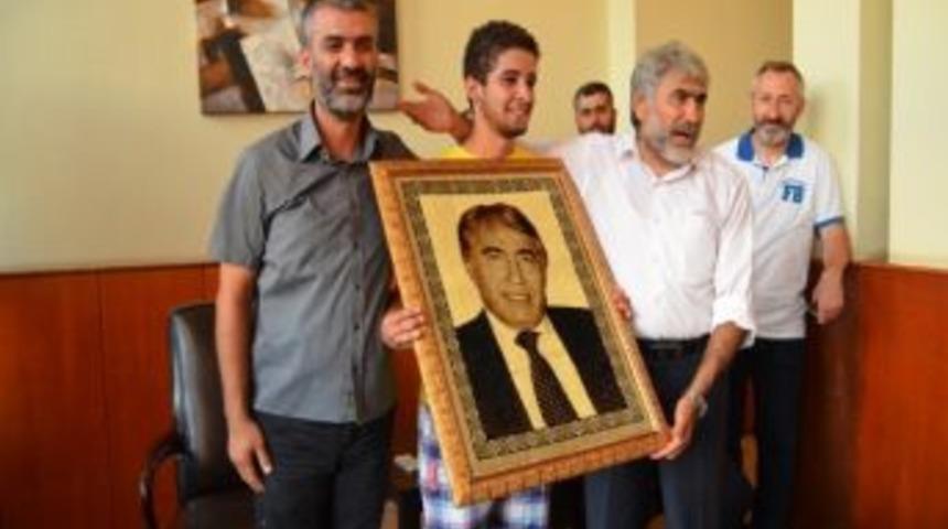 İş&ccedil;ilerden Genel Başkan G&uuml;l&rsquo;e Anlamlı Hediye